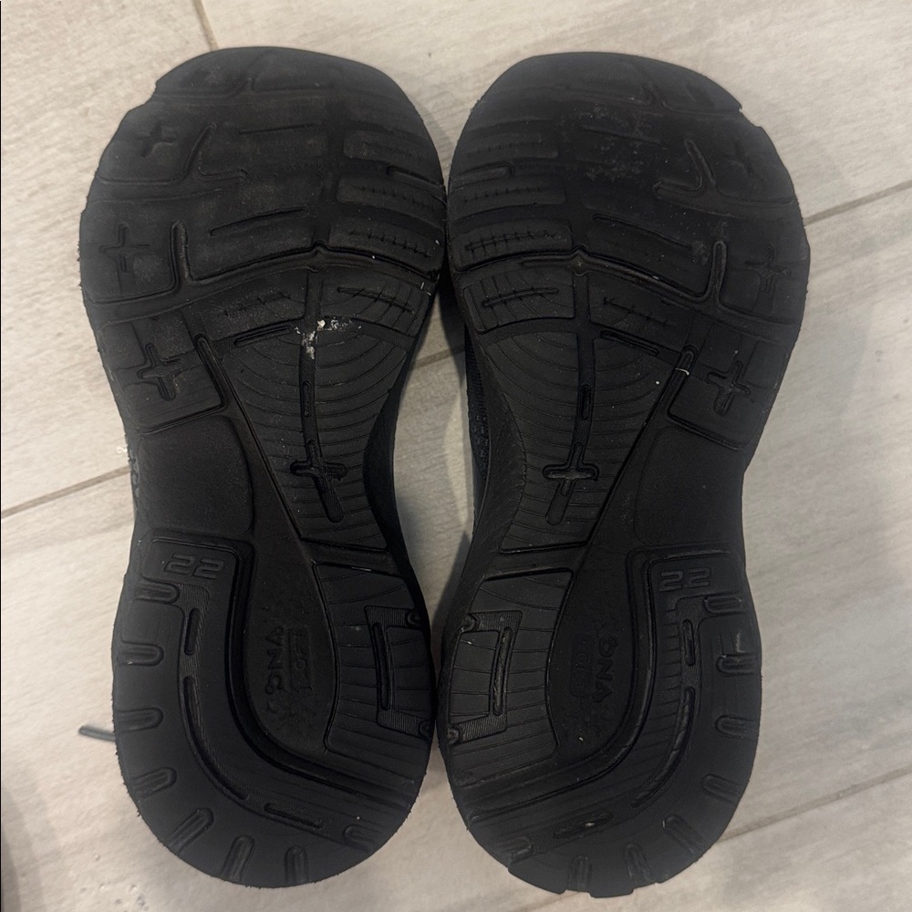 Brooks women Black Athletic Shoes - Picture 8 of 9